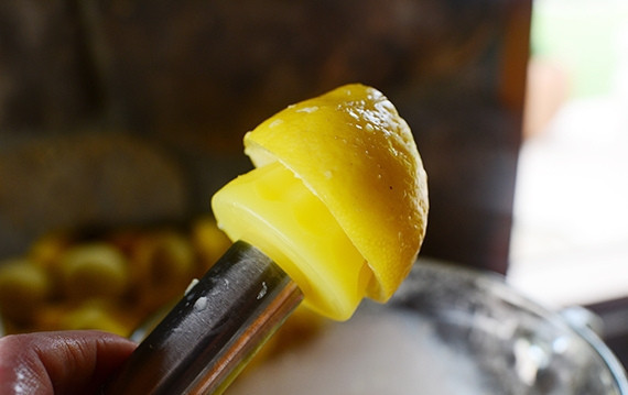 1. Этап. Лимонад домашний: Выдавите в отдельную чашку сок из всех лимонов.