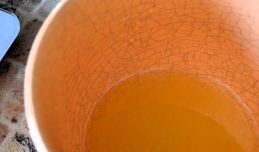 1. Этап. Кофе с апельсиновым соком: Зёрна кофе измельчить в кофемолке. Заварить удобным способом с добавлением корицы. Пока варится кофе, разрезать апельсин пополам. Апельсин НЕ должен быть из холодильника. Выжать сок из половинок апельсина в кружку.