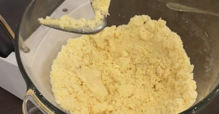 1. Этап. Домашний тёртый пирог с черникой: 2. Отделите желток от белка, вмешайте желток его в тесто. Добавьте муку и разрыхлитель, перемешайте миксером, пока тесто не станет рыхлым, песочным, похожим на крошку.