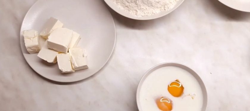 1. Этап. Дрезденский штоллен: 3. В молоке разведите пару яиц, хорошо перемешав их с молоком с помощью венчика. Маргарин или масло натрите на крупной терке.