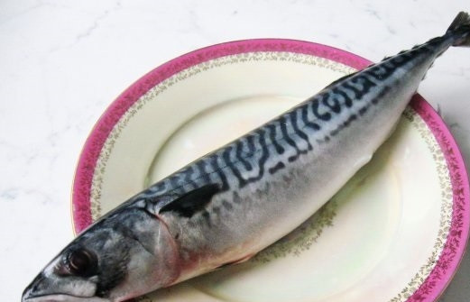 1. Этап. Скумбрия в тесте: 1. Рыбу достаем из морозильной камеры (можно и свежую) и оставляем полностью размораживаться (на это уйдет около 2-3 часов).