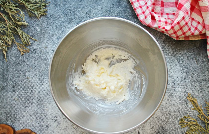 1. Этап. Творожное мороженое: Мягкое сливочное масло, соедините с сахарной пудрой и взбейте миксером до пышной, белой массы. На это уйдет примерно 5 минут.