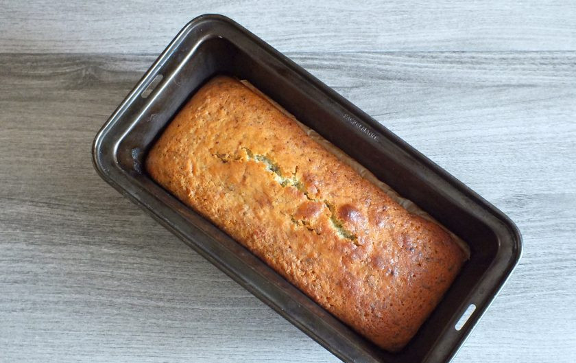 1. Этап. Лимонный кекс с мятой: Через указанное время, проверьте готовность кекса деревянной шпажкой. Она должна быть сухой.