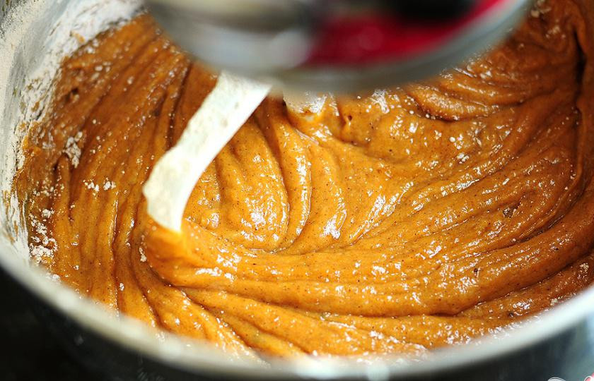 1. Этап. Тыквенные пирожные со сливочной начинкой: 3. В отдельной миске смешать муку, соду, разрыхлитель, соль, корицу, имбирь, мускатный орех и гвоздику. Постепенно добавить сухие ингредиенты в масляную смесь и перемешать.