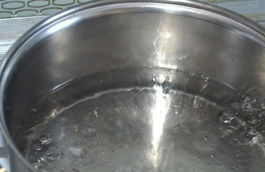 1. Этап. Каша Дружба на молоке: 2. В кастрюлю отправьте воду и доведите до кипения. Чтобы каша была нежнее, обязательно рекомендую на первом этапе использовать воду.