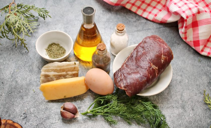 1. Этап. Кебаб из говядины с сыром: Подготовьте все необходимые ингредиенты для приготовления кебаба из говядины с чесноком.