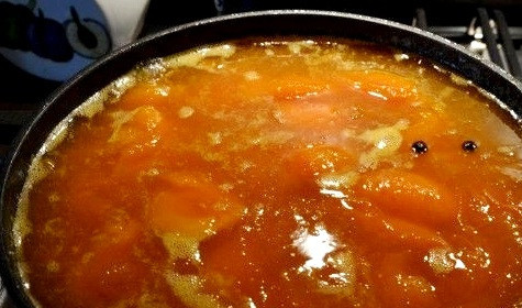 1. Этап. Абрикосовое варенье быстро: После чего всыпаем сахар, перемешиваем все и опять ставим кастрюлю на медленный огонь. Когда жидкость закипит, продолжаем варить абрикосы, пока они не станут мягкими, обычно на это уходит минут 15.