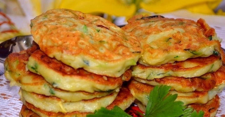 1. Этап. Оладушки из кабачков: Разогрейте масло на сковороде. Обжарьте в нём оладьи с обеих сторон по 2 минуты. Приятного аппетита!