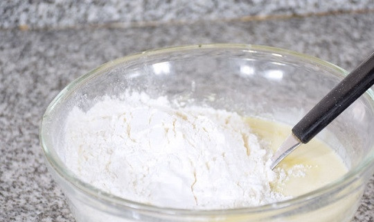 1. Этап. Печенье с фруктами: 4. Следом просейте муку с разрыхлителем и солью. Всыпьте в мисочку и замесите довольно крутое тесто.