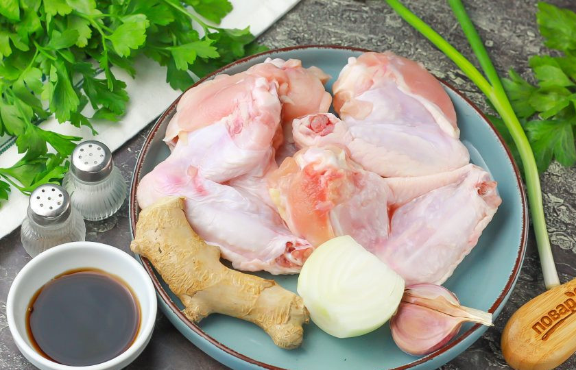 1. Этап. Китайский куриный бульон: Подготовьте указанные продукты. Промойте части куриной тушки. Не выбирайте филе или грудку, так как в них практически нет жира.