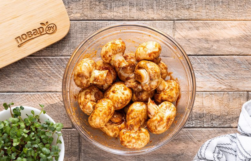 1. Этап. Шампиньоны в аэрогриле: Все тщательно перемешайте. Оставьте промариноваться грибы 15-20 минут при комнатной температуре.