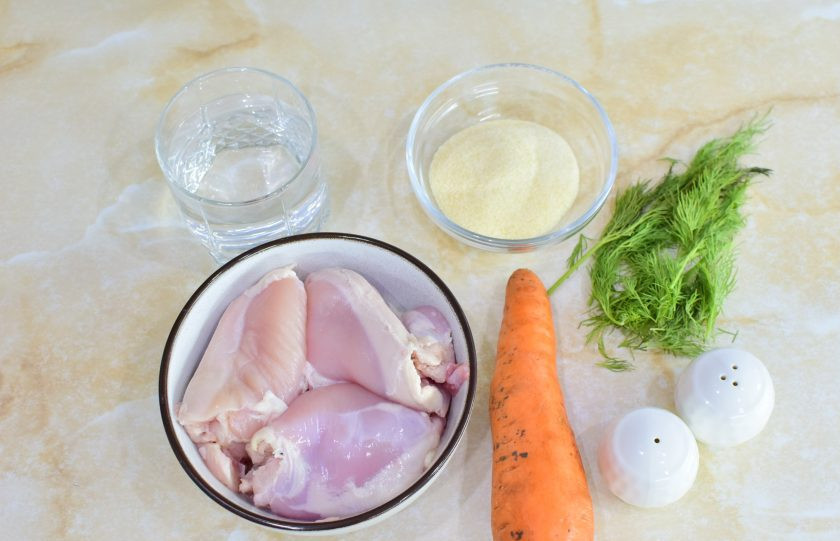 1. Этап. Заливное из курицы: Для приготовления заливного подготовьте необходимые ингредиенты. Куриное мясо берите без костей. Это может быть куриная грудка или филе бедер.