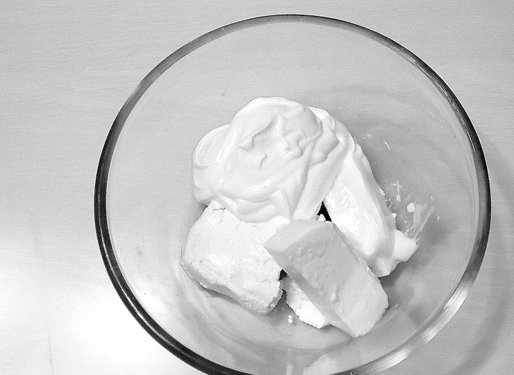 1. Этап. Гибаница: Сложите в другую чашу творог, фету и сметану. Перемешайте до однородного состояния.