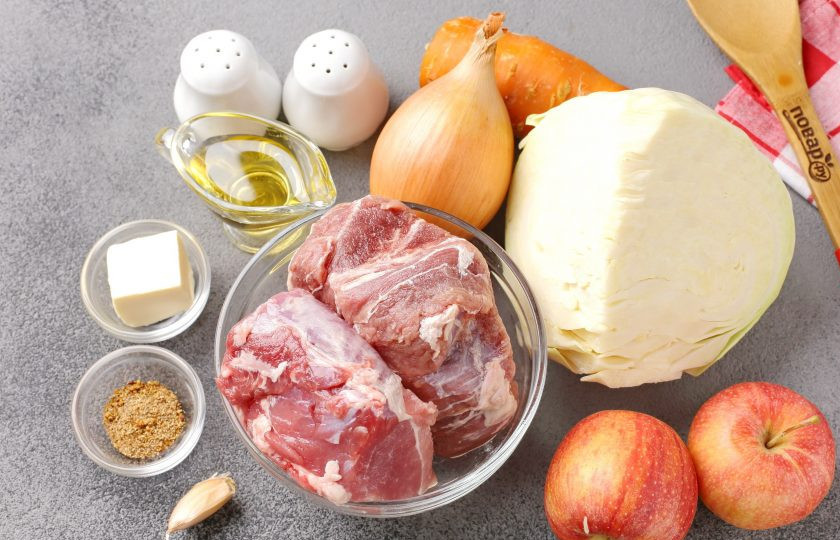 1. Этап. Мясо тушеное с капустой и яблоками: Подготовьте все ингредиенты.