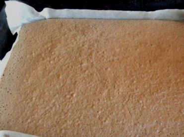 1. Этап. Шоколадный рулет с творожным кремом: И выпекаем бисквит для рулета минут 12-15.