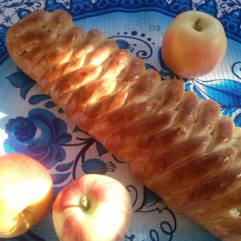 Сдобная плетенка с яблоками