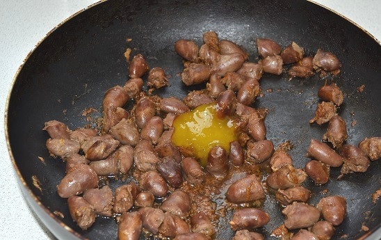 1. Этап. Куриные сердечки с медом: 8. Добавьте на сковороду мед и еще немного соевого соуса. Перемешайте и держите на огне еще буквально пару минут.