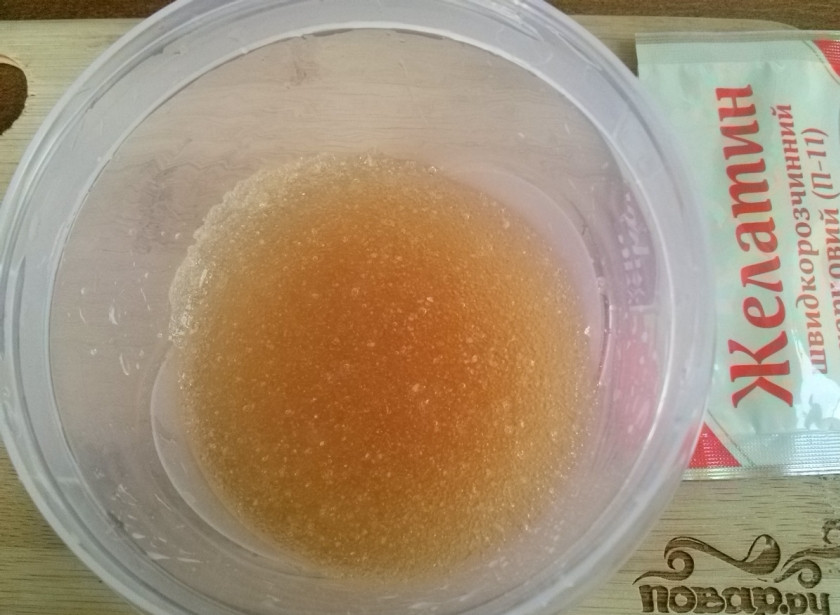 1. Этап. Птичье молоко (торт): Желатин залейте теплой водой.