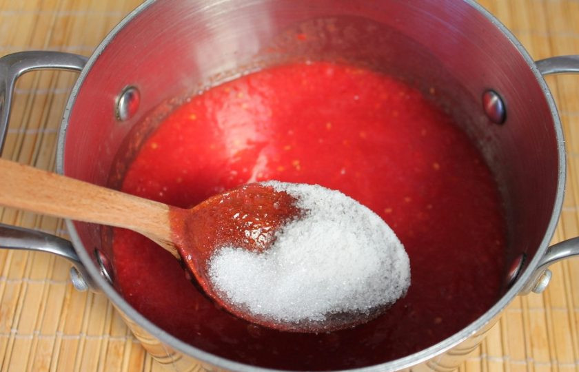 1. Этап. Жареные баклажаны в томатном соусе на зиму: Добавляем сахар и соль.