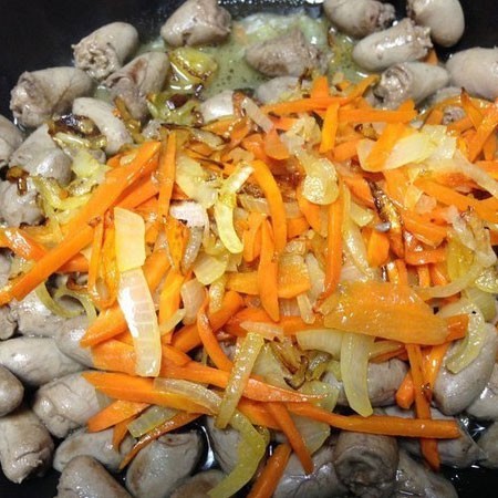 1. Stage. Braised Chicken Hearts: Mix the frying with the hearts.