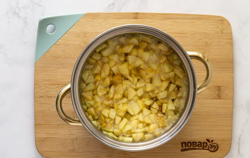 1. Этап. Варенье из яблок и абрикосов: Переложите яблоки в кастрюлю, доведите до кипения и варите 10-15 минут.