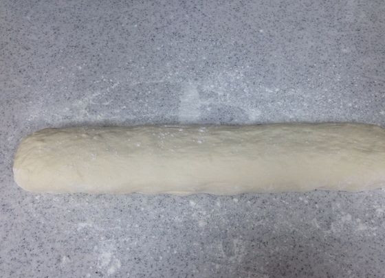 1. Этап. Сербский хлеб: 4. Когда тесто вырастет, выложите его на присыпанный мукой стол и скатайте колбаску.