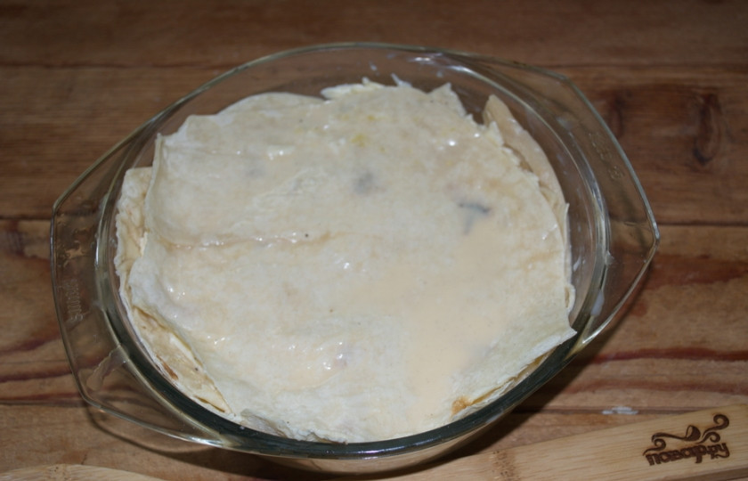 1. Этап. Ачма из лаваша с сыром: Поверх сыра снова выложите кусочки лаваша, а потом снова сыр — и так, пока все продукты не закончатся.