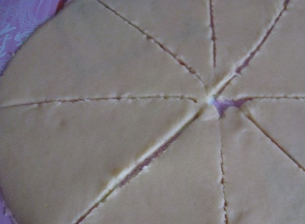 1. Этап. Рогалики (рецепт без дрожжей): 2. Отправляем тесто на 15 минут в холодильник, после чего делим его на части. Раскатываем каждый пласт и разрезаем его на равные части (можно на 4, можно больше). Все зависит от размера рогаликов, которые вы хотите получить.