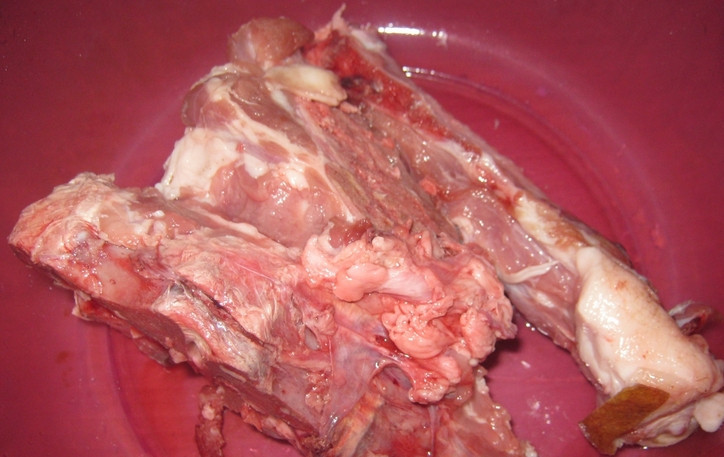 1. Этап. Суп со свининой на косточке: Свинину на косточке тщательно промойте, удалите лишние пленки и т.п.