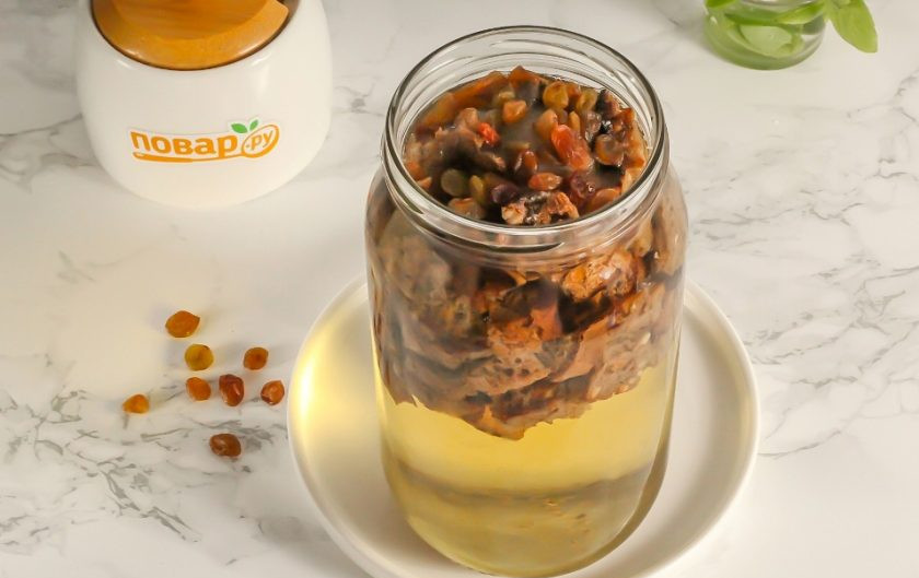 1. Этап. Окрошечный квас с изюмом: Всыпьте изюм любого сорта. Он добавляется для усиления брожения и придания напитку мягкого вкуса.