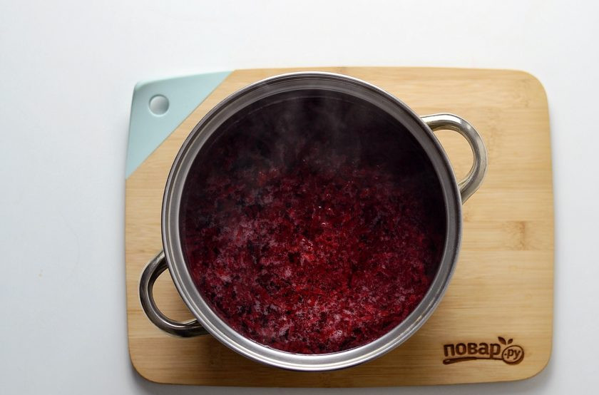 1. Этап. Борщ с сельдереем для похудения: Натрите свеклу на терке, переложите в кастрюлю с водой. Доведите до кипения и варите 10 минут.