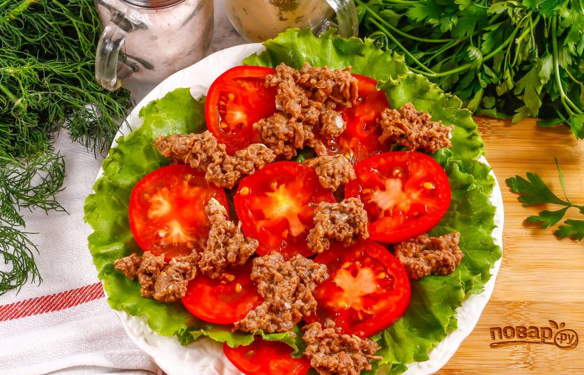 1. Этап. Салат с тунцом и яйцом пашот: Вскройте банку с консервированным тунцом и выложите ее содержимое на тарелку.