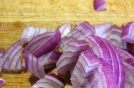 1. Этап. Индейка, тушенная с черносливом в сметане: Лук почистите и мелко нарежьте (я люблю четвертькольцами). Обжарьте его на масле в сковороде до прозрачности.