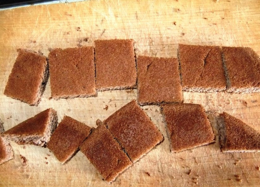 1. Этап. Торт Ленивый Панчо: Бисквит нарежьте среднего размера кусочками. Фундук обжарьте на сухой сковороде, а потом измельчите, но не слишком мелко.