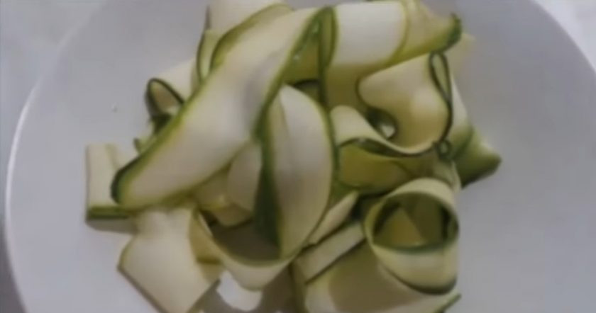 1. Этап. Вкусная курица с кунжутом в соусе: 1. Кабачок нарежьте с помощью овощерезки на тонкие полоски.