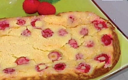 1. Этап. Манная запеканка: Готовой запеканке дайте остыть в форме, затем выложите ее на блюдо и украсьте оставшейся малиной. Приятного аппетита!