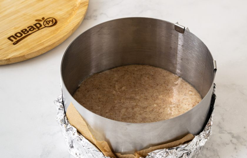 1. Этап. Постный торт Птичье молоко: Выложите получившееся тесто в кондитерское кольцо. Выпекайте корж 25-28 минут в заранее разогретой до 175 градусов духовке.