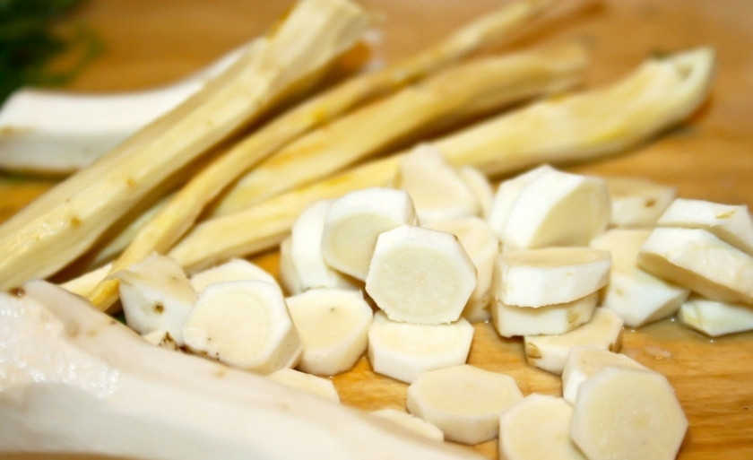 1. Этап. Огурцы по-болгарски: 5. Очистить корни хрена и нарезать кубиками или кусочками.