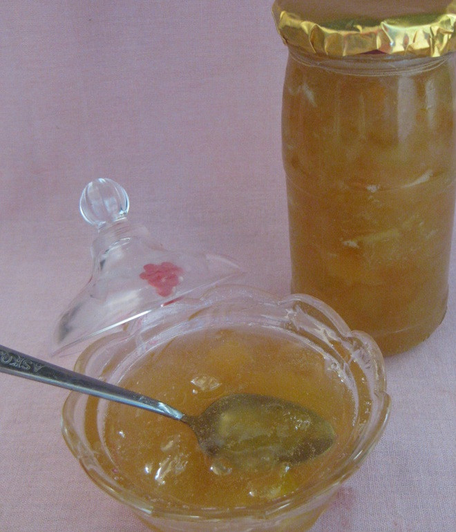 1. Этап. Варенье из дыни на зиму с лимоном: 5. Через указанное время снова доводим до кипения, варим 15 минут и разливаем по чистым стерилизованным банкам. Закатываем варенье из дыни на зиму с лимоном и отправляем в кладовую.