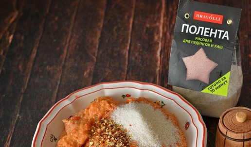 1. Этап. Мясной пудинг с полентой и овощами: В полученную фаршемассу добавьте соль и приправу. Всыпьте рисовую поленту.