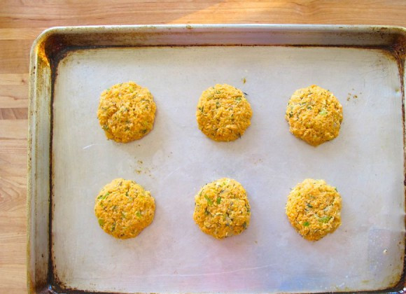 1. Этап. Котлеты из лосося с луком: Сформировать котлетки.