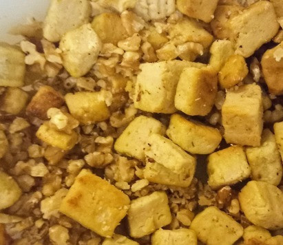 1. Этап. Вкусный и полезный салат: Соединить орехи с кусочками курицы.