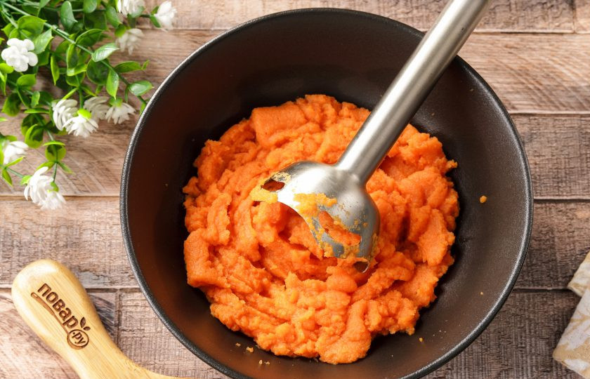 1. Этап. Литовская морковная запеканка Морку апкяпасс: Пюрируйте готовую морковь с помощью блендера.