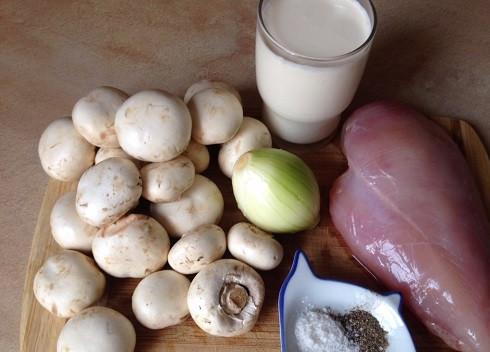 1. Этап. Курица в сливочном соусе с грибами: Подготовим продукты. Моем куриное филе, чистим, моем грибы и лук.