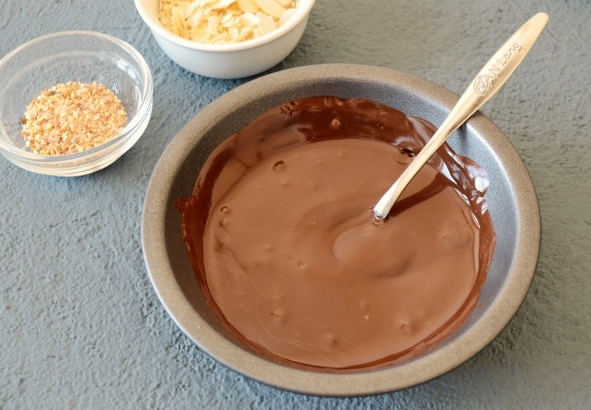 1. Этап. Конфеты с арахисовой пастой: На водяной бане растопите шоколад.