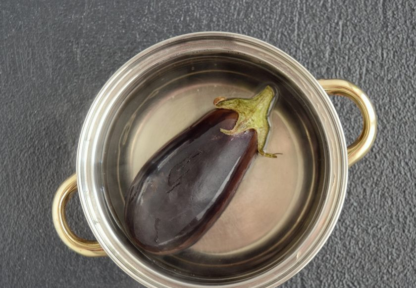 1. Этап. Чечевица с баклажанами: Баклажан опустите целиком в кипящую воду и варите 5 минут.