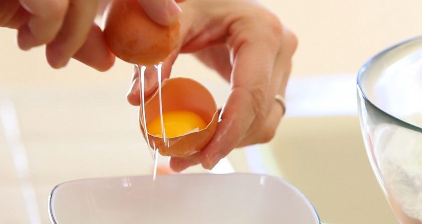 1. Этап. Песочное печенье с апельсином: 4. Далее в тесто добавьте цедру, апельсиновый экстракт, желтки, ванилин и сахарную пудру.