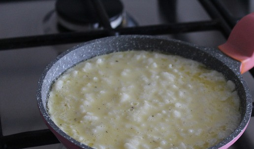 1. Этап. Омлет «На ужин»: На сковороде растопить сливочное масло, выложить рисово – яичную массу. Готовить до готовности на умеренном огне.