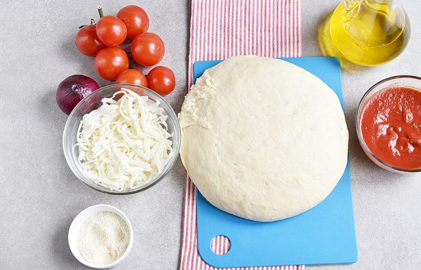 1. Этап. Пицца с шампиньонами: Дайте тесту подойти в теплом месте, накрыв его салфеткой. Объем должен увеличиться втрое.