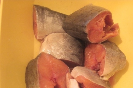 1. Этап. Горбуша в горшочках: Первым делом нам, конечно же, необходимо подготовить рыбу. Поэтому мы отрезаем голову, хвост и плавники, потрошим ее и хорошенько промываем. Теперь нарезаем на порционные куски, солим и посыпаем специями, ставим в холодильник на 20 минут.